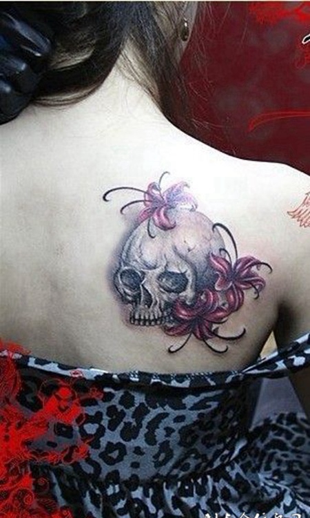 后背上的骷髅彼岸花纹身图案