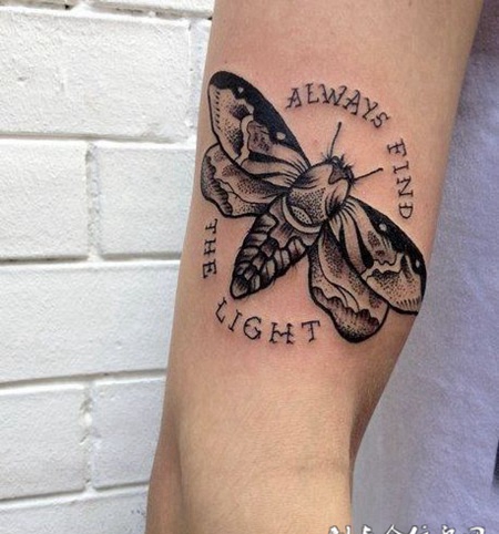 大臂上的飞蛾纹身图案