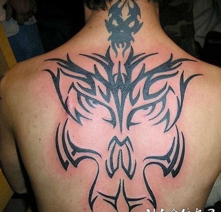 后背上的狼头图腾纹身图案