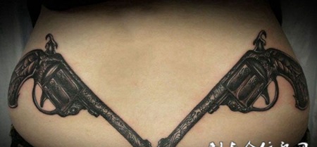 后背上的两把手枪纹身图案