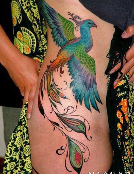 腰侧的蓝色凤凰纹身图案