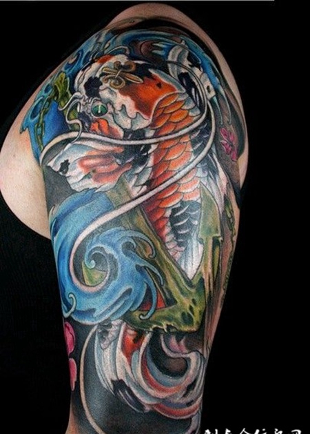 大臂上的鲤鱼船锚纹身图案