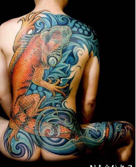 满背变色龙纹身团