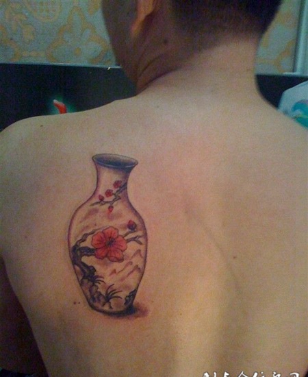 后背上的花瓶纹身图案