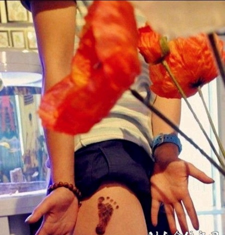 大腿上的脚印纹身图案