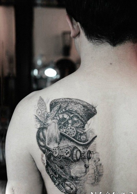 后背上带着帽子的松鼠纹身图案