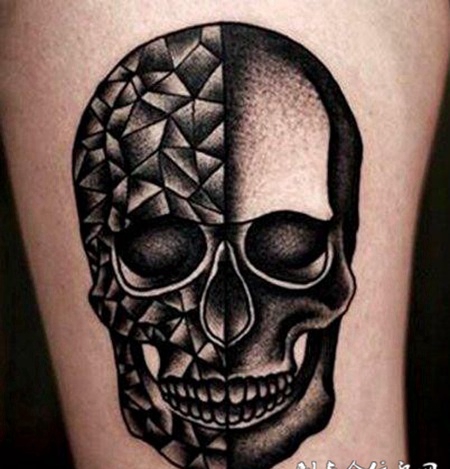 大臂上的骷髅头的纹身图案