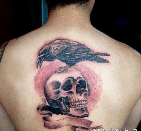 后背上的乌鸦骷髅头纹身图案