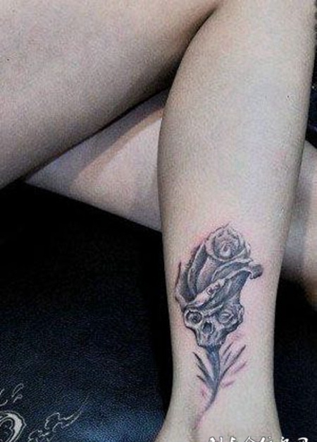 小腿上的玫瑰花纹身图案