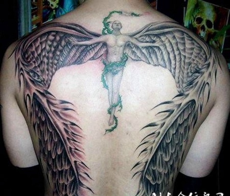 后背上的大翅膀天使纹身图案