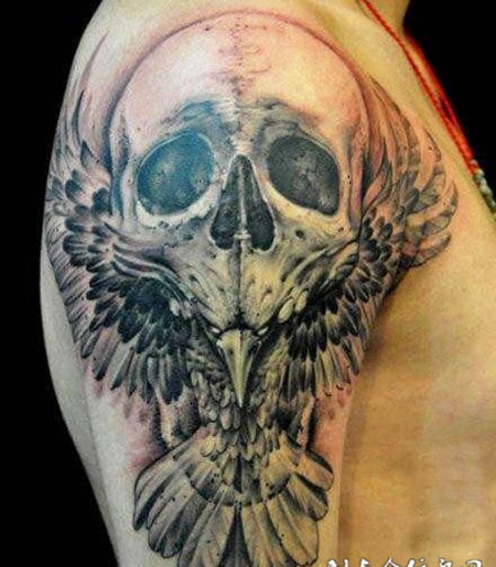 大臂上的骷髅乌鸦纹身图案