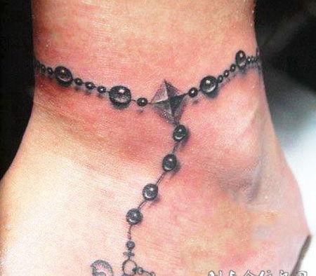 脚腕上的脚链纹身图案