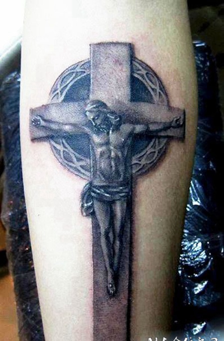小腿上的十字架耶稣纹身图案