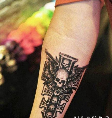 小臂上的十字架骷髅纹身图案