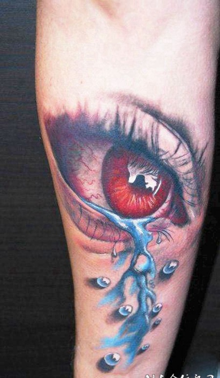 小臂上流泪的眼睛纹身图案