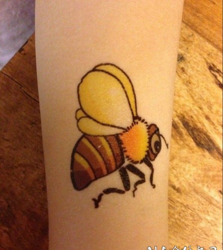 小臂上的蜜蜂纹身图案