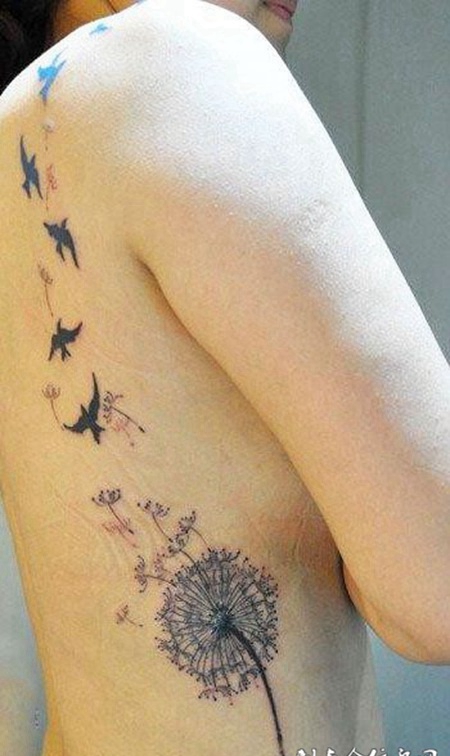 后背上的蒲公英乌鸦纹身图案