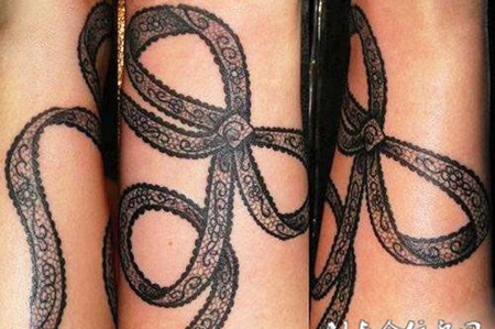 小腿上的蝴蝶结纹身图案