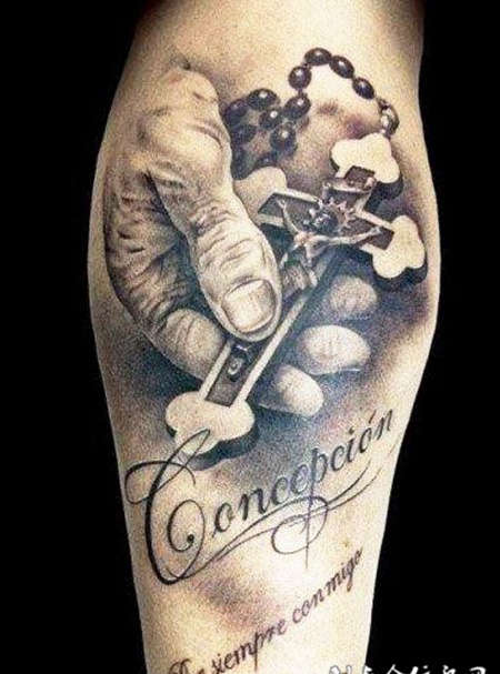 小臂上手抓着十字架的纹身图案