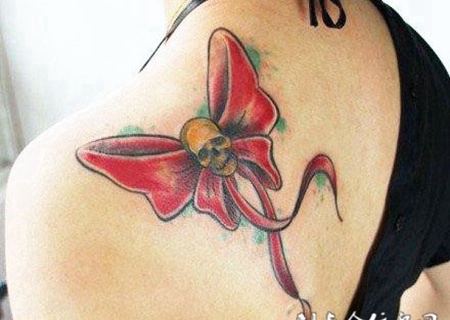 后背上的骷髅蝴蝶结纹身图案