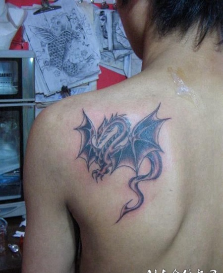 后背上的飞龙纹身图案