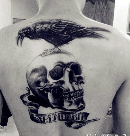 后背上的骷髅乌鸦纹身图案