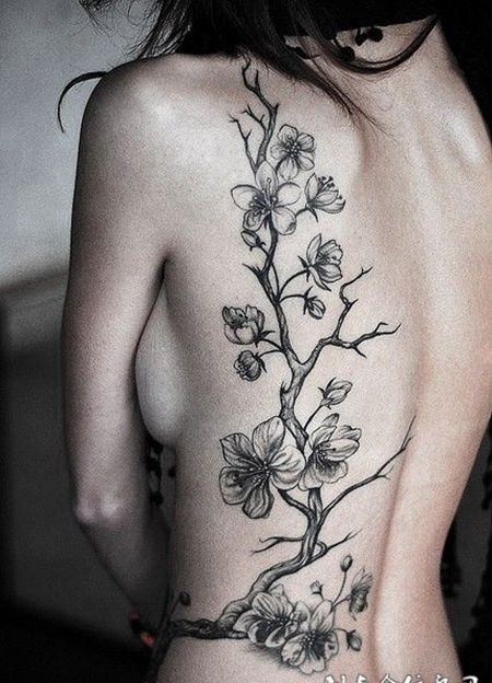 后背上的一枝桃花纹身图案