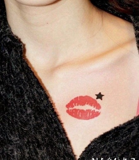 胸前的唇印纹身图案