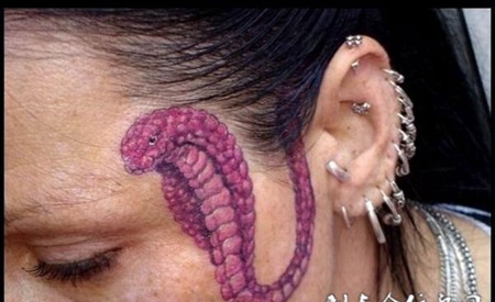 头上的眼镜蛇纹身图案