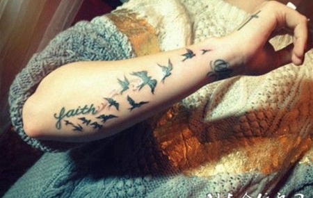 小臂上的群鸟纹身图案