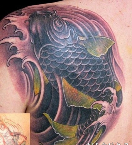 后背上的水花鲤鱼纹身图案
