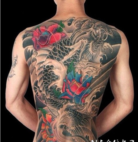 满背牡丹鳌鱼纹身图案