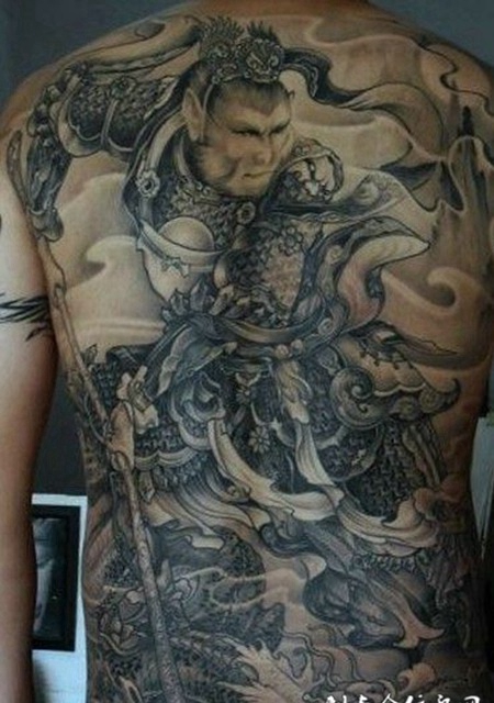 满背孙悟空骑龙纹身图案