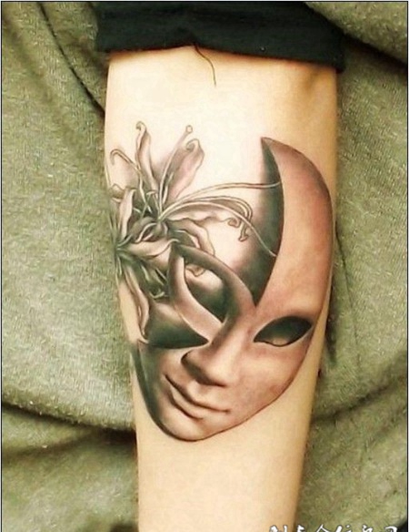 小臂上的彼岸花面具纹身图案