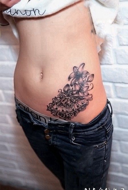 腰侧的手枪百合花纹身图案