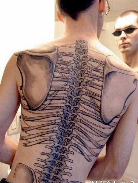 后背上的骨架纹身图案