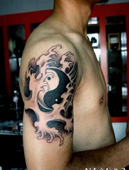 胳膊上的太极图纹身图案