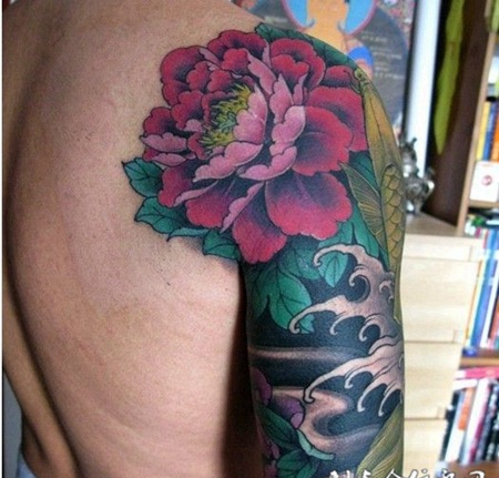 大臂上的锦鲤鱼牡丹花纹身图案