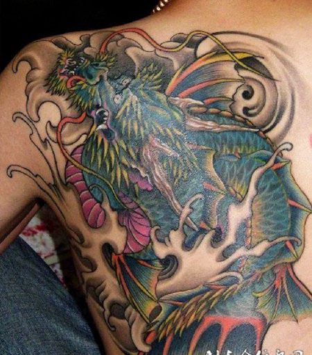 后背上的鳌鱼纹身图案