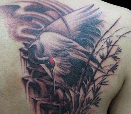 背部水墨仙鹤纹身图案