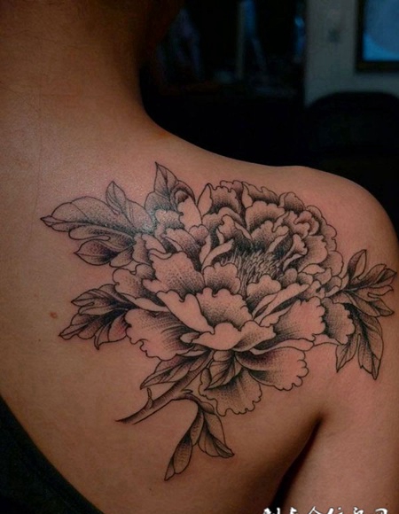 后背红色的牡丹花纹身图案