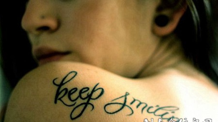 后背上的英文字母纹身图案