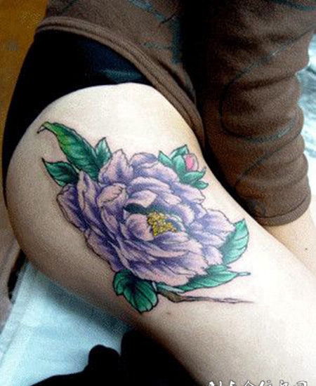 大腿上的牡丹花纹身图案