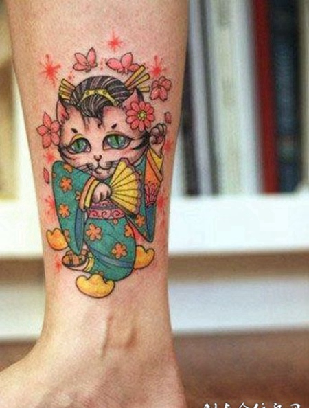 小腿上的招财猫艺妓纹身图案