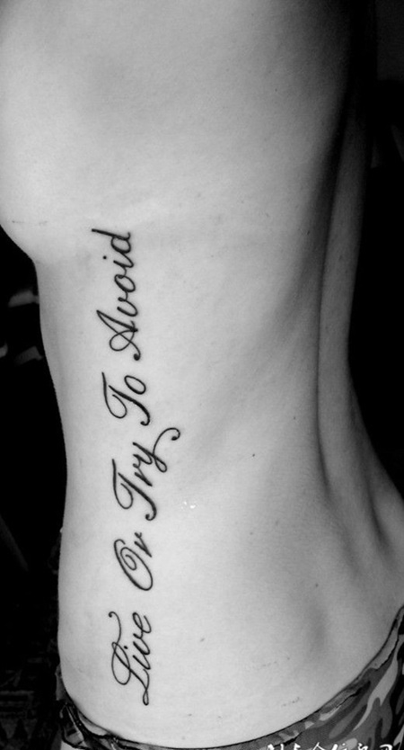 腰侧的英文字母纹身图案