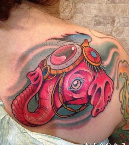 后背上的小象纹身图案