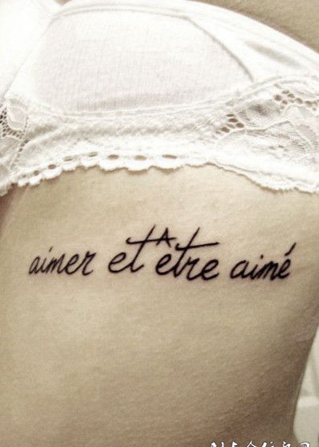 胸下的英文字母纹身图案