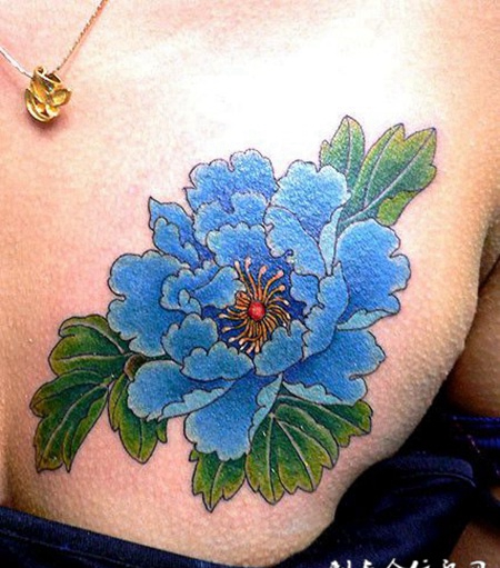 胸前的蓝色牡丹花纹身图案