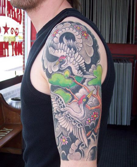 大臂仙鹤柏树纹身图案