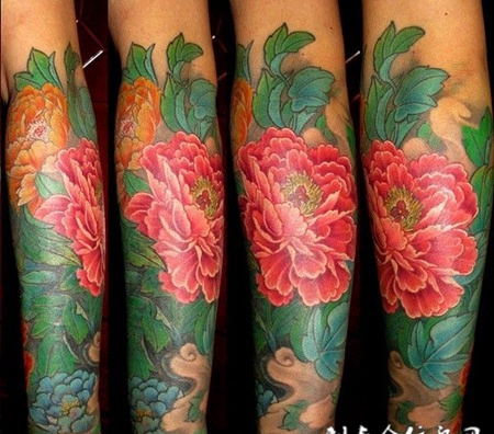 小臂上的红色牡丹花纹身图案